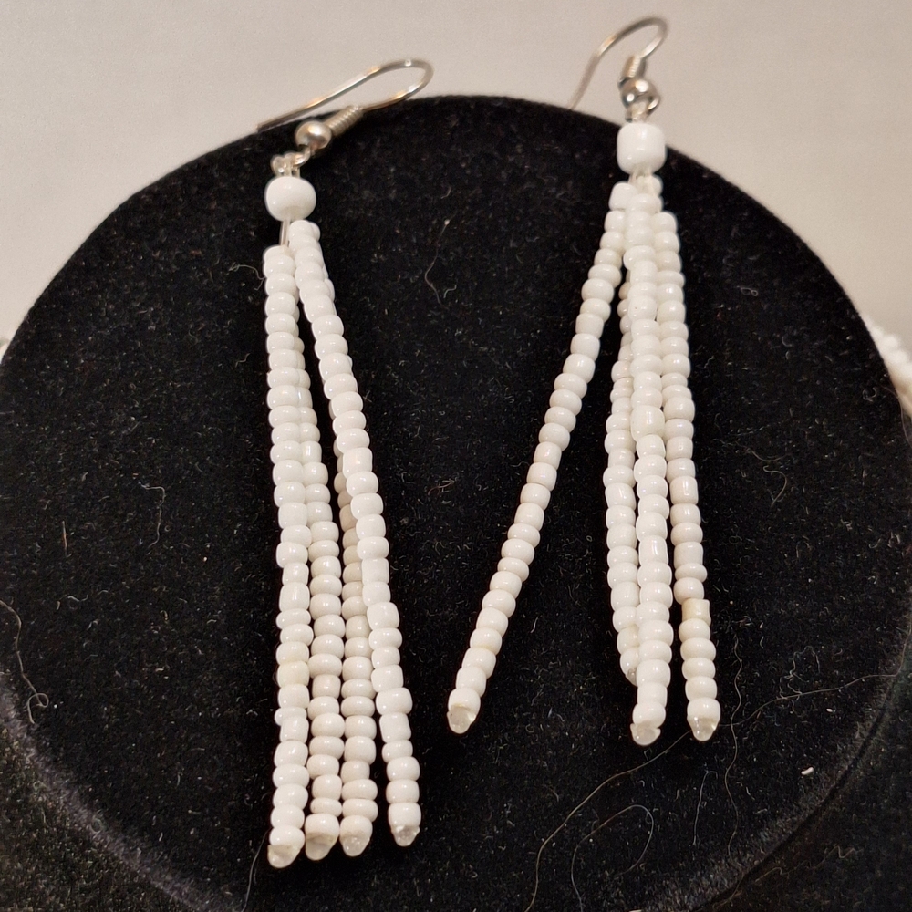 Elegant White Seed Beaded With Mother Of Pearl Centerpiece Necklace Set - Picture 4 of 8